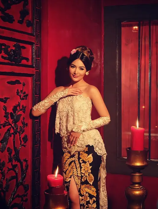 Menggunakan busana perancang ternama, seperti kebaya Anne Avantie jadikan Maria Selena cantik dalam berbagai kesempatan. Ia pun juga kerap gunakan kebaya dalam berbagai kesempatan, baik saat menjadi presenter atau saat jadi model. (Liputan6.com/IG/@mariaselena_)