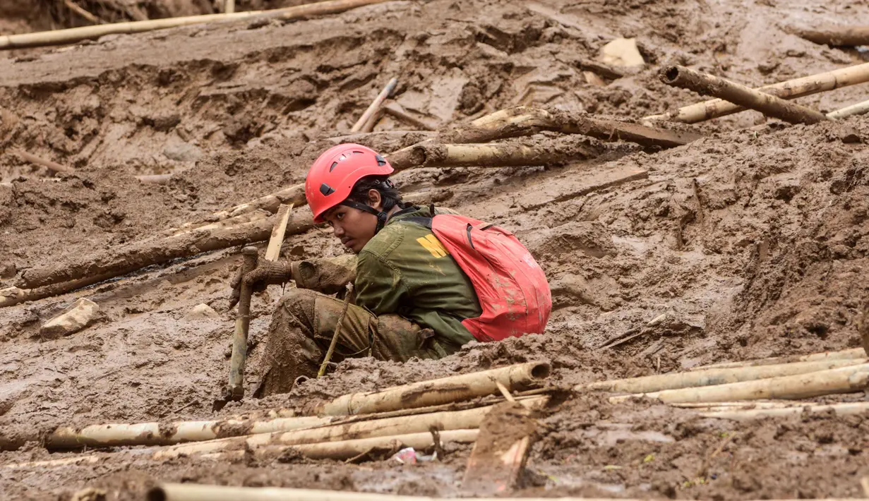 Sebagai informasi, bencana longsor terjadi di Kampung Pasir Kuning, Desa Pasirlangu, Kecamatan Cisarua, Kabupaten Bandung Barat pada Sabtu (24/1/2026) dini hari. Tampak dalam foto, seorang petugas penyelamat beristirahat saat mereka mencari korban yang terkubur longsor di Desa Pasirlangu, Bandung, Jawa Barat, pada Senin 26 Januari 2026. (Timur Matahari/AFP)