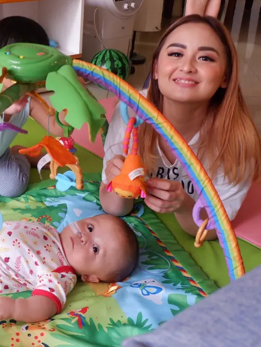 Bahkan ia menginspirasi para ibu muda untuk menghadapi proses penyembuhan buah hatinya. Melalui akun Instagram pribadinya, ia juga membagikan potret kebersamaan dengan Zionna. (Foto: instagram.com/joannaalexandra)