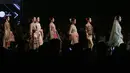 Model berjalan di runway membawakan busana rancangan desainer Aisha Sadya Design House selama Bridal Couture Week di Lahore, Minggu (9/12). Mereka memperagakan kreasi gaun pengantin dari sejumlah desainer ternama di Pakistan. (AP Photo/K.M. Chaudary)