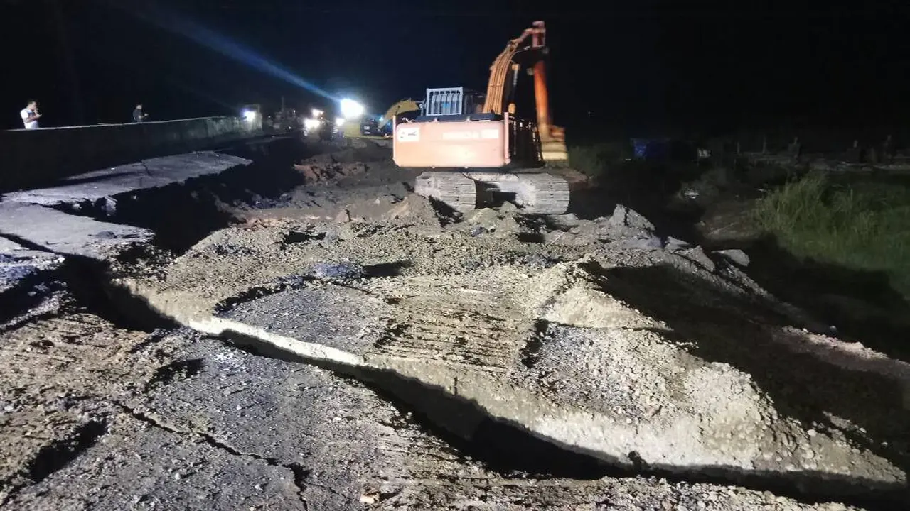 Jalan Tol Palindra yang ambruk (Liputan6.com / Nefri Inge)