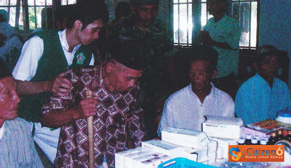 Citizen6, Kedungsuren: Jajaran direksi PT APF juga menyerahkan bantuan sarana pendidikan berupa computer sebanyak 10 Unit kepada SMP dan SMK 03 Kaliwungu. (Pengirim: Aryo Widiyanto)
