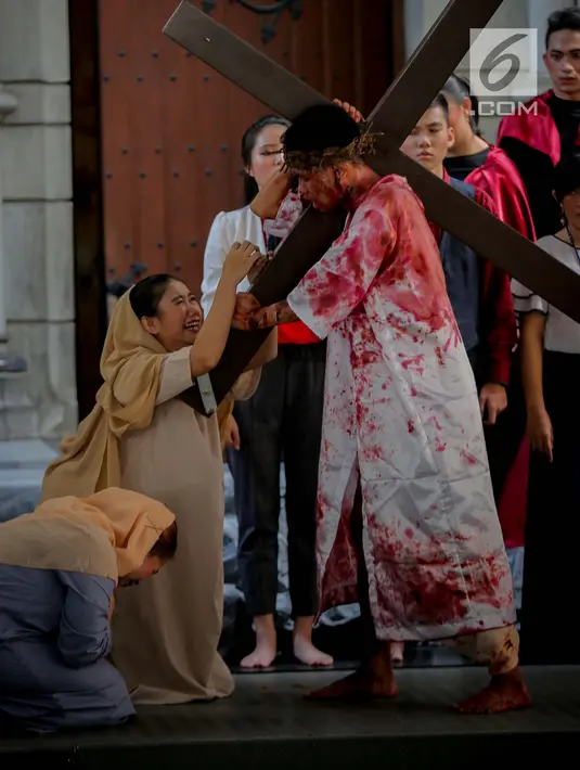 Umat Katolik memerankan drama penyaliban Yesus (tablo) saat ibadah Jumat Agung di Gereja Katedral, Jakarta, Jumat (17/4). Kegiatan tesebut merupakan rangkaian dari pekan suci perayaan Paskah 2019 Paroki Katedral Jakarta yang mengambil tema 'Kita Berhikmat, Bangsa Bermartabat'. (Liputan6.com/Faizal F