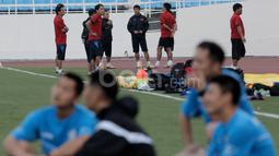 Pelatih Timnas Vietnam, Nguyen Huu Thang, berdiskusi dengan para asistennya saat latihan jelang lawan Indonesia dalam laga leg kedua semifinal Piala AFF 2016 di Stadion My Dinh, Hanoi, Vietnam, Selasa (6/12/2016). (Bola.com/Peksi Cahyo)