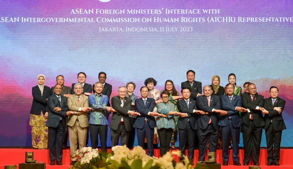 Menlu Retno berharap AICHR dapat terus berkembang dan memberikan inisiatif-inisiatif yang penting di kawasan. Selain itu ia juga menarget akan ada deklarasi ASEAN Human Rights Dialogue dari para pemimpin ASEAN. (Bay Ismoyo/Pool Photo via AP)