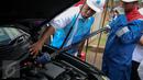 Petugas melakukan pengisian BBG ke sebuah mobil saat peluncuran Mobile Refueling Unit (MRU) atau SPBG Mobile oleh PT Pertamina (Persero) di Lapangan Banteng, Jakarta, Senin (16/11). (Liputan6.com/Faizal Fanani)