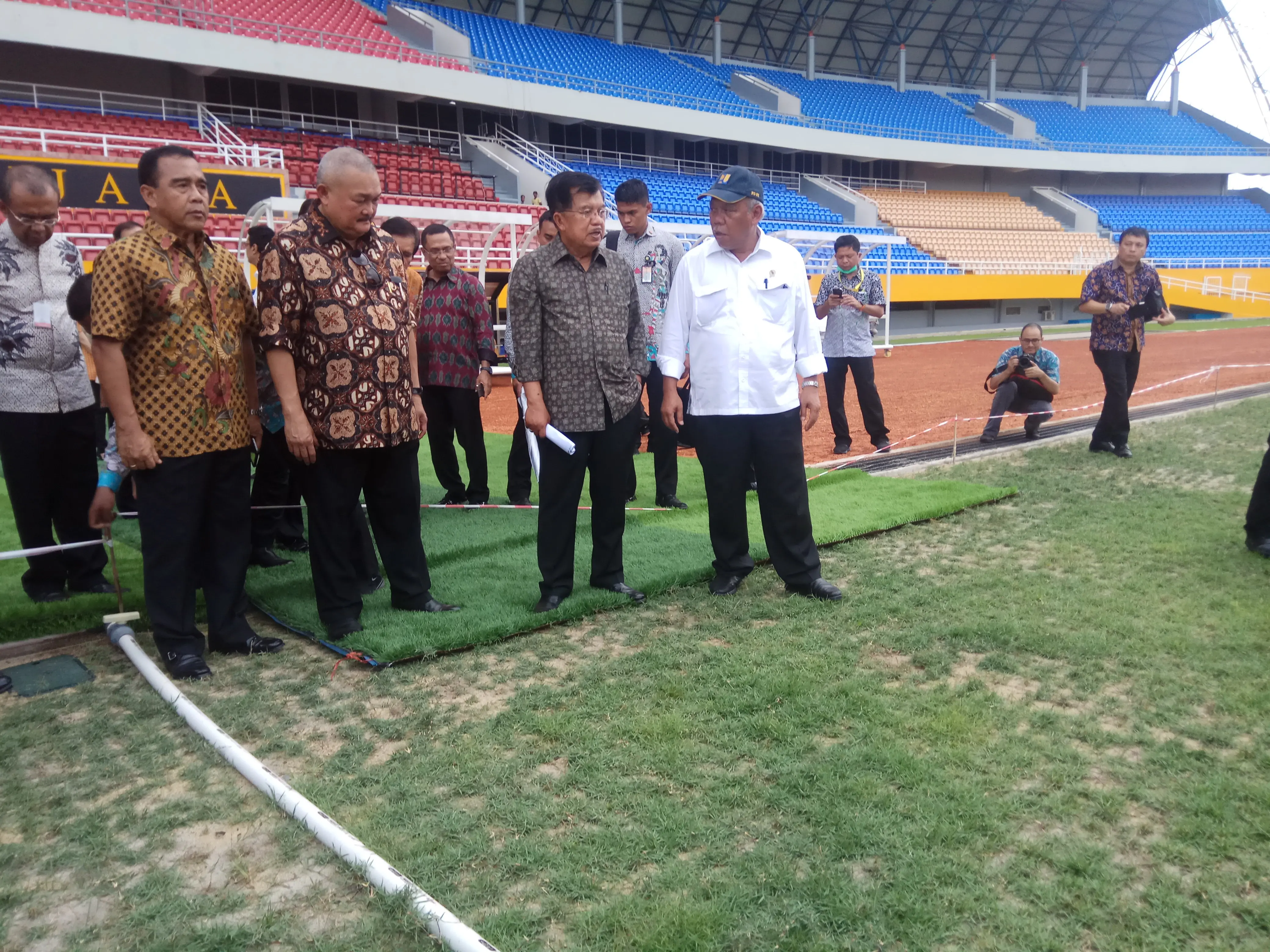 Wapres RI Jusuf Kalla meninjau venue Stadion Sepak Bola Jakabaring Sport City (JSC) Palembang, yang akan digunakan untuk pertandingan sepak bola Asian Games 2018 (Liputan6.com / Nefri Inge)