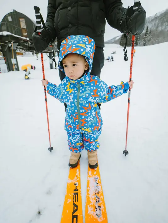 <p>Tentu saja Rayyanza bermain didampingi orang dewasa, "Si Bocil mau main ski ... maksa beut dah ah 😅 tunggu ya kalo udah gedean dikit yaaaa Ajaaaaaaa," tulis Raffi Ahmad di Instagramnya. (Foto: Instagram/ raffinagita1717)</p>