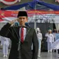 Menteri PANRB, Yuddy Chrisnandi saat menjadi inspektur upacara dalam peringatan hari Pahlawan di KRI, Teluk Jakarta, Selasa (10/11). Upacara peringatan Hari Pahlawan tersebut rutin dilakukan setiap 10 November. (Liputan6.com/Faizal Fanani)