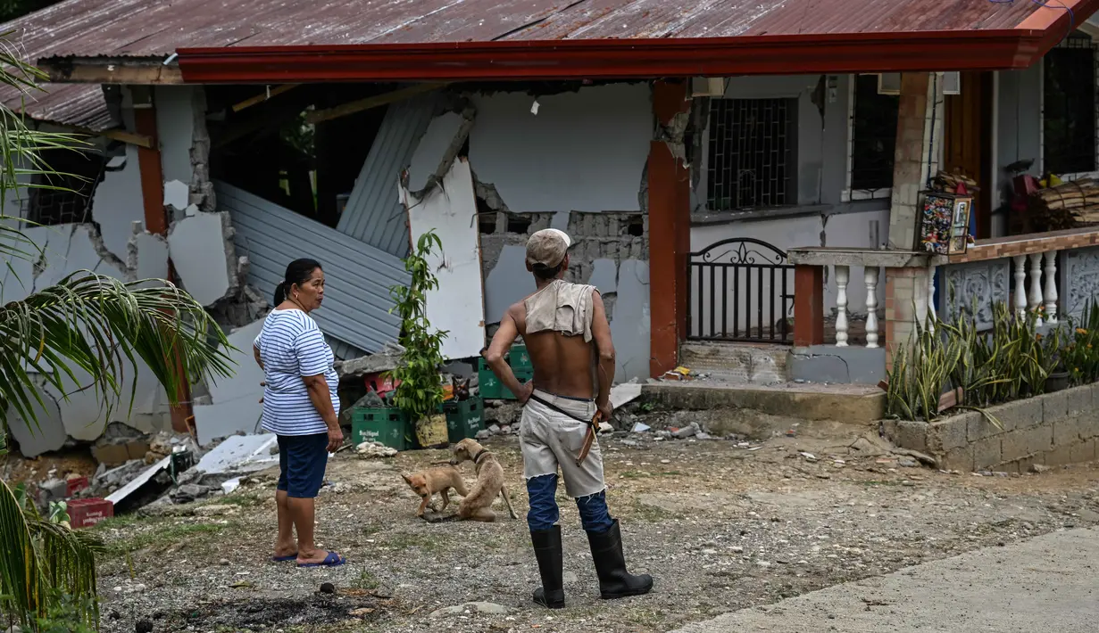 Gempa mendorong penduduk untuk mengungsi ke tempat yang lebih tinggi atau tempat penampungan darurat karena kekhawatiran gempa susulan. (Jam STA ROSA/AFP)