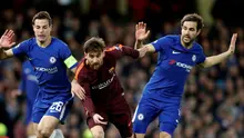 Gelandang Chelsea, Cecs Fabregas, mencoba merebut bola dari bintang Barcelona, Lionel Messi, di Stamford Bridge, Rabu (21/2/2018). (AP).