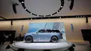 Mobil konsep Lincoln Navigator saat dipamerkan dalam acara New York International Auto Show 2016 di Manhattan, New York (23/3). Mobil ini didesain berkonsep unik dengan fasilitas anak tangga serta pintu yang lebar. (REUTERS/Eduardo Munoz)