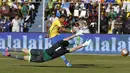 Aksi Neymar melepaskan tembakan melewati adangan kiper Bolivia, Carlos Lampe pada laga kualifikasi Piala Dunia 2018 zona CONMEBOL di La Paz, Bolivia, (5/10/2017). Brasil bermain imbang 0-0. (AP/Leo Correa)