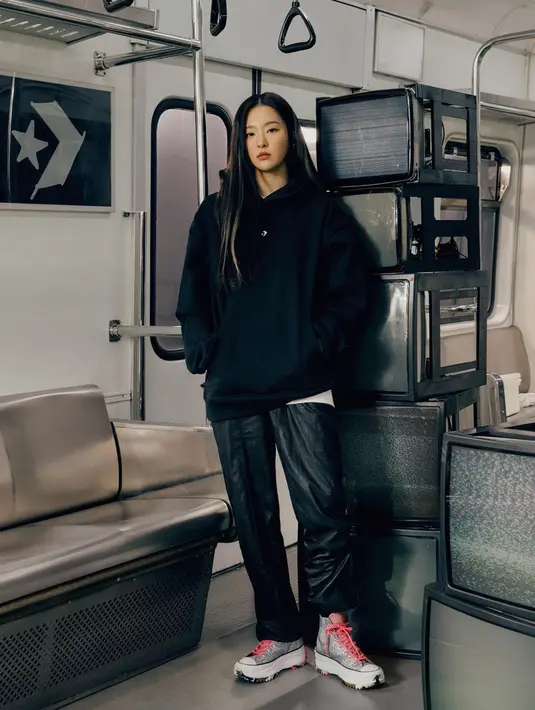 Untuk tampilan boyish, gaya Seulgi Red Velvet ini menarik kamu sontek. Padukan oversized hoodie warna hitam dengan leather pants warna senada. Sneakers abu-abu dengan tali sepatu pink menyala bisa jadi statement pada OOTD-mu (Instagram/hi_sseulgi).