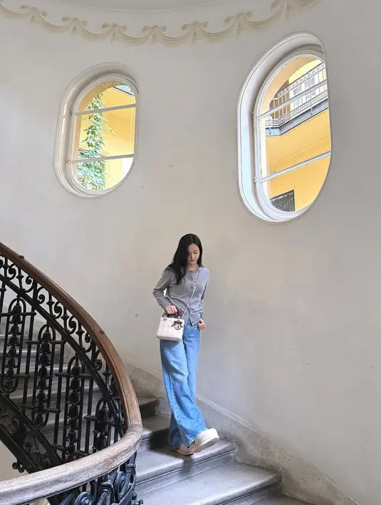 Jisoo BLACKPINK kenakan cardigan abu-abu dan straight jeans dengan sandal suede [@sooyaaa__]