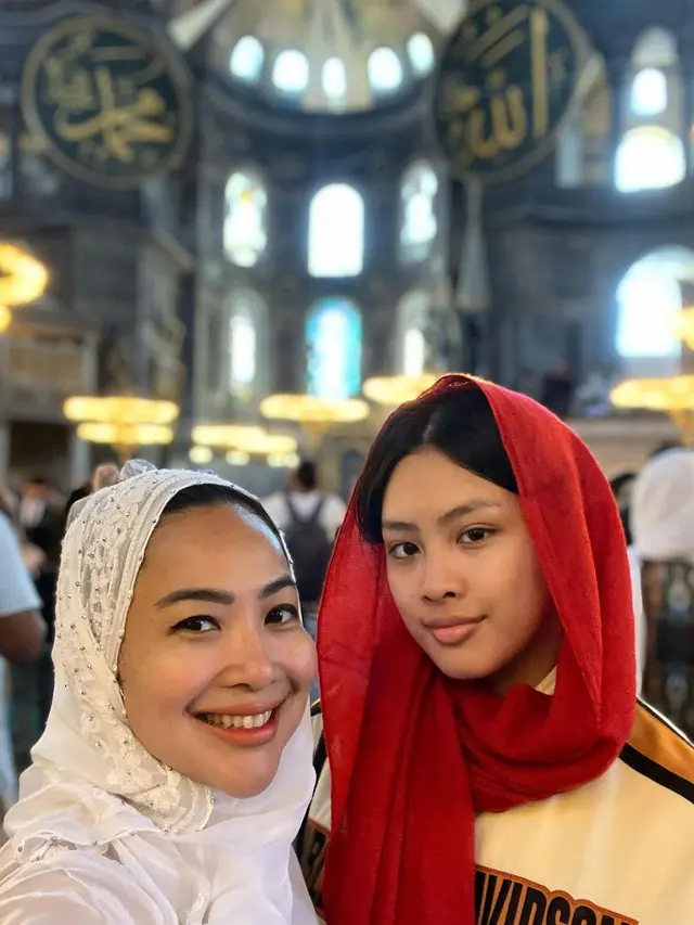 6 Potret Kebersamaan Feni Rose dan Anak Keduanya Liburan di Turki, Kompak Banget
