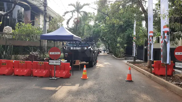 Sebuah kendaraan taktis disiagakan di dekat rumah calon Wakil Presiden terpilih Ma'ruf Amin