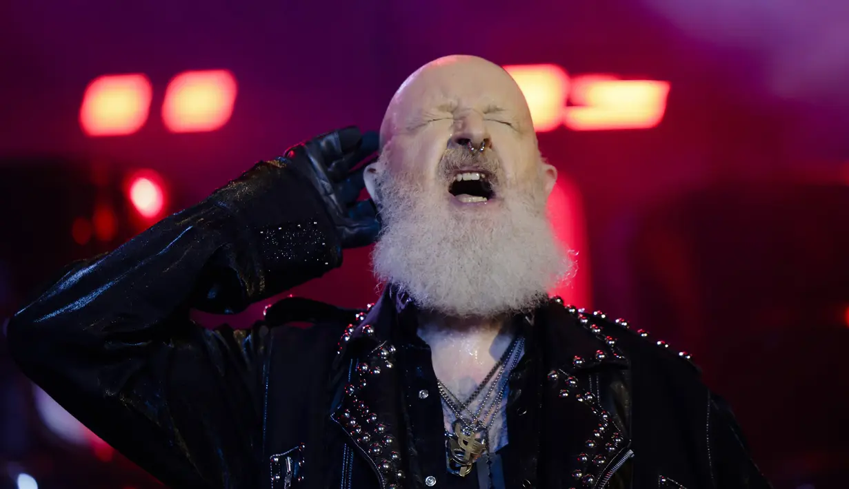 Vokalis band heavy metal asal Inggris Judas Priest, Robert Halford tampil pada Wacken Open Air (WOA) di Wacken, Jerman, 4 Agustus 2022. WOA dianggap sebagai festival heavy metal terbesar di dunia. (Frank Molter/dpa via AP)