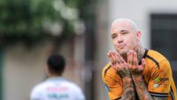 Reaksi kecewa pemain Bhayangkara FC, Radja Nainggolan saat menghadapi PSS Sleman pada laga pekan ke-25 BRI Liga 1 2023/2024 di Stadion PTIK, Jakarta Selatan, Kamis (22/2/2024). (Bola.com/Bagaskara Lazuardi)