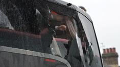 Insiden pelemparan bus Manchester United oleh oknum fans West Ham sempat terjadi jelang pertandingan Premier League di Boleyn Ground, London, Rabu (11/5/2016) dini hari WIB. (AFP/Glyn Kirk)