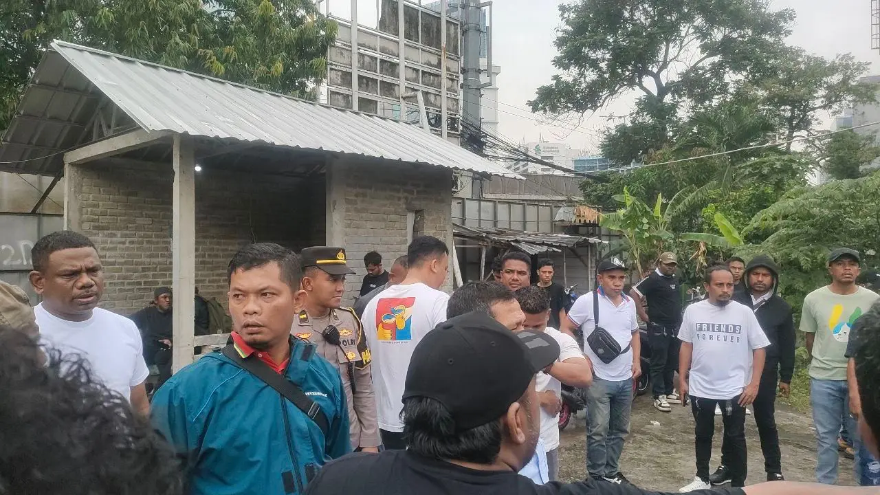Polisi olah TKP kasus pengeroyokan disertai penembakan oleh orang tak dikenal (OTK) di Tanah Abang, Jakarta Pusat.