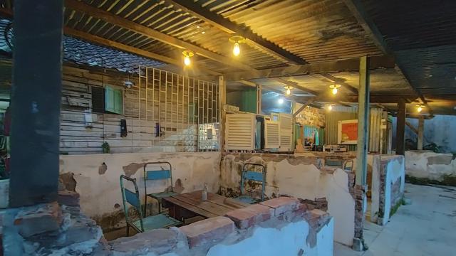 Potret Desain Interior Coffeshop Bergaya Unfinished, Bikin Warganet Was-was