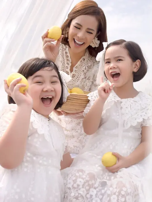 Tentunya sebagai seorang selebriti, banyak yang penasaran dengan kehidupan sehari-harinya. Video perdananya keluarganya ini pun sudah tayang di YouTube Astrid Tiar & The Bells sejak Kamis, (12/11/2020). (Liputan6.com/IG/astridtiar127)