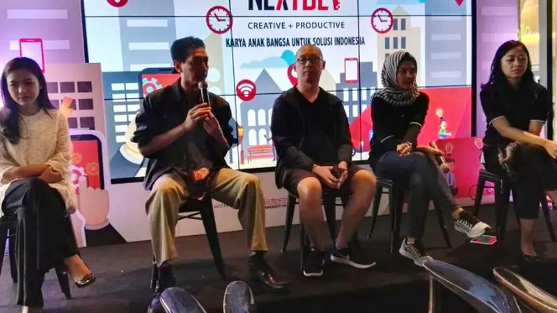 VP Corporate Communication Telkomsel Adita Irawati (berjilbab) berbincang mengenai kompetisi digital The NextDev di Kawasan Kasablanka, Jakarta, Senin (9/5/2016). 