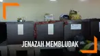 Ratusan jenazah di dalam peti dititip keluarga di RS Badung, Bali. Pihak RS bahkan membangun tenda khusus untuk menampung jenazah yang dititipkan.
