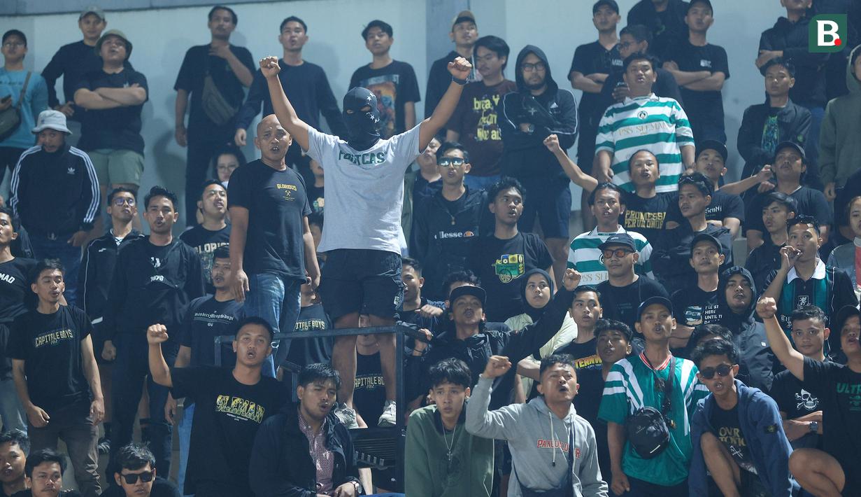 <p>Suporter PSS Sleman saat melawan Dewa United pada laga pekan ke-15 BRI Liga 1 di Stadion Indomilk Arena, Tangerang, Jumat (6/10/2023). PSS Sleman kalah dengan skor 1-3. (Bola.com/M. Iqbal Ichsan)</p>