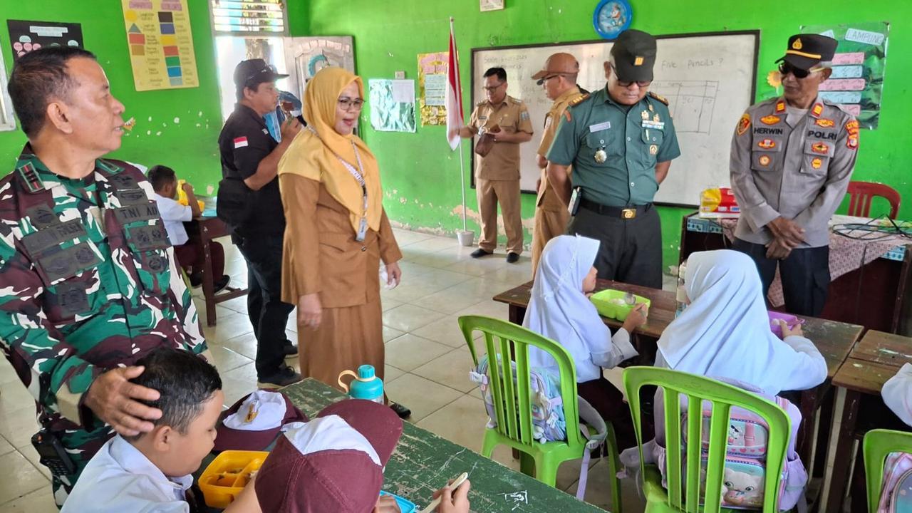 Pembagian makanan bergizi gratis di dua SD di Kabupaten Way Kanan, Lampung. Foto : (Istimewa).
