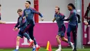 Pertandingan Bayern Munchen vs PSG diprediksi akan kembali berlangsung terbuka. Tampak dalam foto, pemain Bayern Munchen saat mengikuti sesi latihan jelang pertandingan leg kedua semifinal Liga Champions 2025/2026 melawan Paris Saint-Germain (PSG) di Jerman, Selasa 5 Mei 2026. (AP Photo/Matthias Schrader)