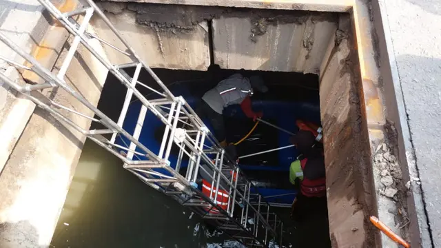 Proses pencarian bocah yang hanyut di selokan Surabaya. (Dian Kurniawan/Liputan6.com)