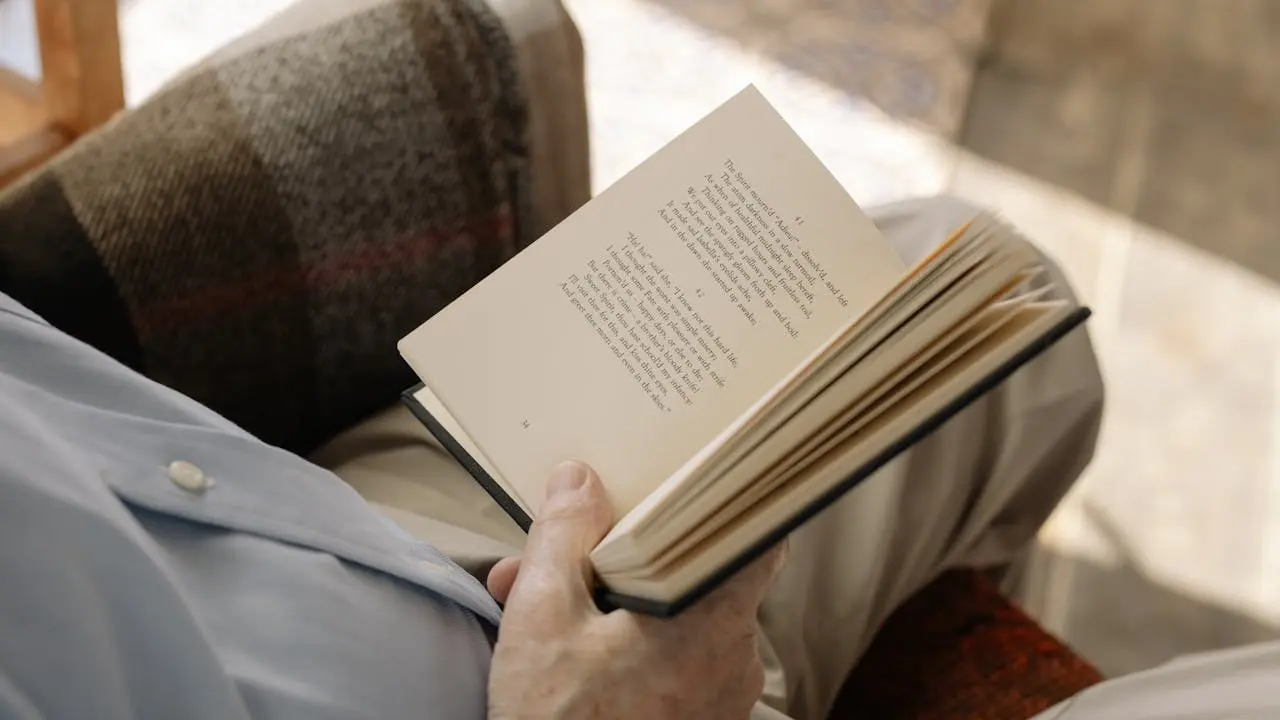 Membaca buku dengan tenang (Pexels)