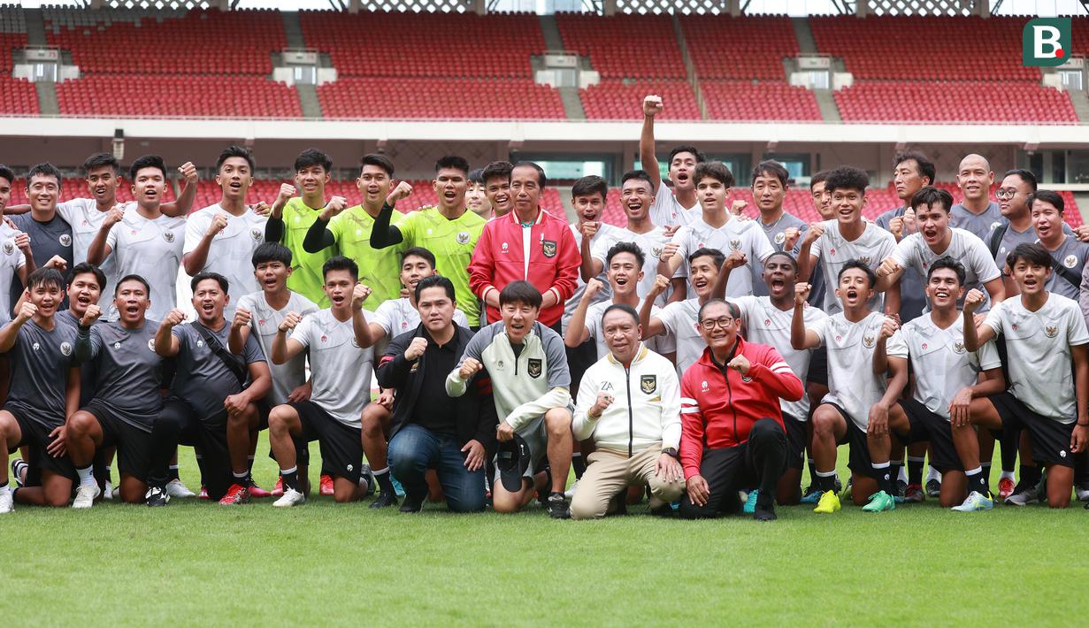 Presiden RI, Joko Widodo didampingi Ketua Umum PSSI, Erick Thohir dan Waketum PSSI, Zainudin Amali berfoto bersama dengan skuad Timnas Indonesia U-20 saat mengunjungi latihan Timnas Indonesia U-20 di Stadion Utama Gelora Bung Karno (SUGBK), Jakarta Pusat, Sabtu (1/4/2023). (Bola.com/M Iqbal Ichsan)
