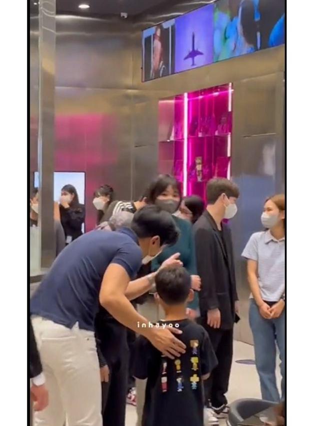 9 Momen Siwon Super Junior Kunjungi Kwangya Store Jakarta, Sempat Jajanin Anak Kecil