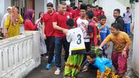 Cristian Gonzales saat berkunjung ke Pondok Pesantren di Malang. (Bola.com/Iwan Setiawan)