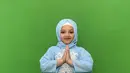 Menggunakan abaya berwarna biru muda senada dengan hijabnya, penampilan penyanyi cilik ini banjir pujian netizen. Bahkan, tak sedikit pula yang merasa gemas saat melihat Arsy memakai hijab. (Liputan6.com/IG/@queenarsy)