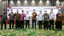 Jajaran Direksi dan Dewan Pengawas BPJAMSOSTEK, Anggota Dewan Jaminan Sosial Nasional (DJSN), dan KPK foto bersama usai menandatangani Sistem Manajemen Anti Penyuapan (SMAP) dan pengembangan kanal pelaporan WBS di Plaza BPJAMSOSTEK, Jakarta (13/12/2021). (Liputan6.com/Fery Pradolo)