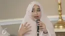 Cindy Fatika Sari saat mengisi acara di kawasan Mahakam, Kebayoran Baru, Jakarta, Rabu (22/2). Cindy mengenakan hijab warna krem dengan hiasan motif bunga di atasnya. (Liputan6.com/Herman Zakharia)