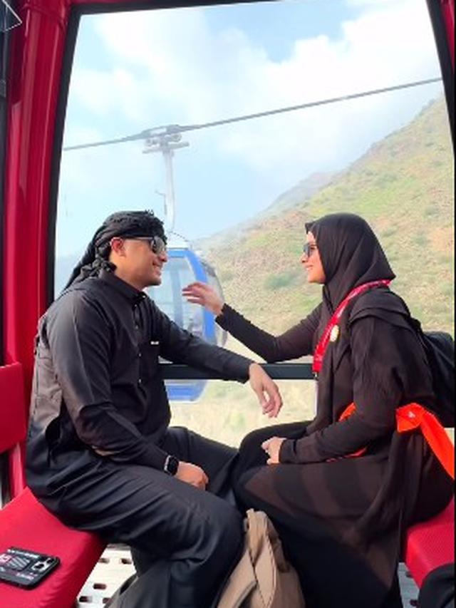 7 Potret Hengky Kurniawan dan Sonya Fatmala saat Jalani Umroh, Curi Perhatian