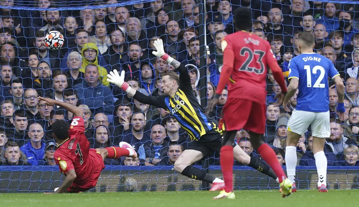 Joshua King yang sempat didatangkan oleh Everton dari Bournemouth pada musim 2020/2021 kembali hadir di Goodison Park, namun kali ini dirinya menjadi momok menakutkan bagi The Toffes akibat ulahnya yang berulang kali menjebol gawang Pickford. (AP via PA/Martin Rickett)