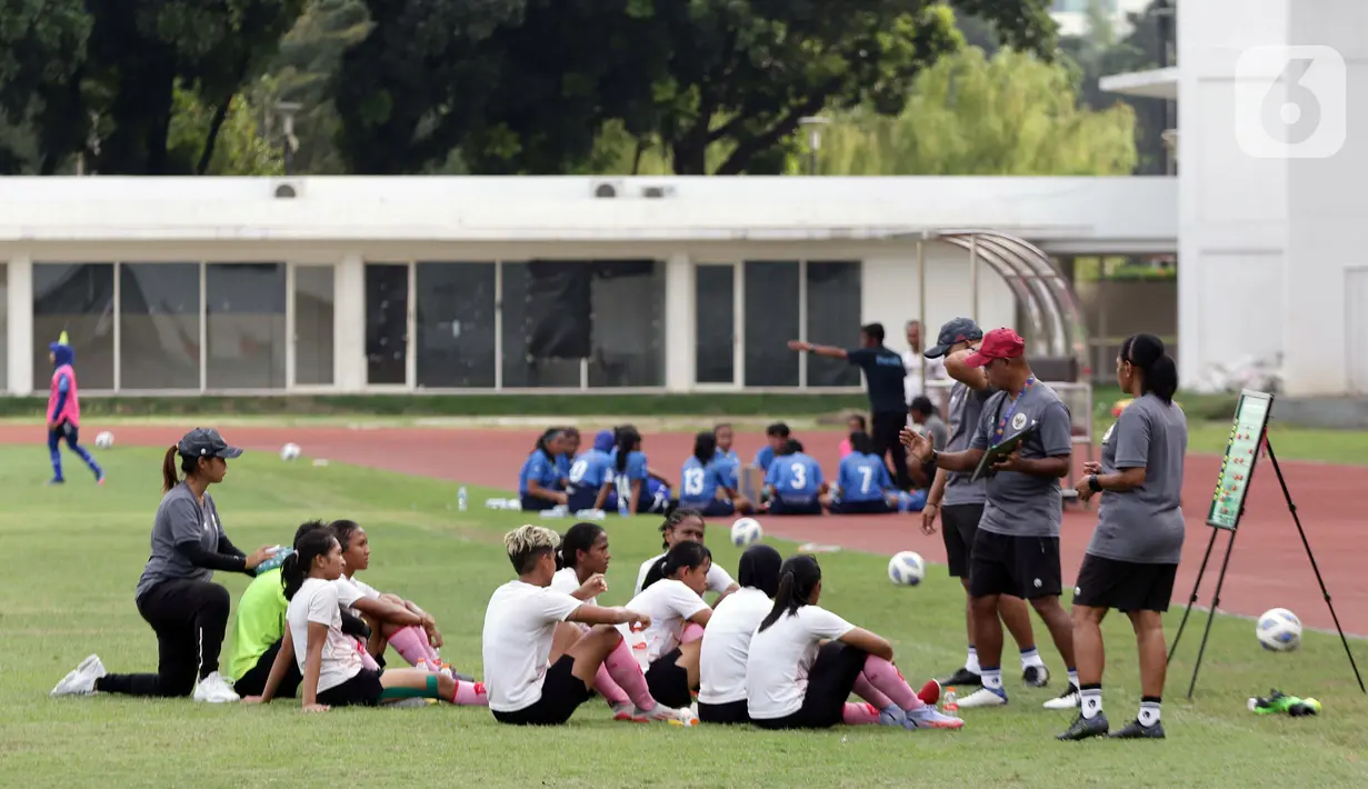Pemain Timnas putri Indonesia menyimak arahan tim pelatih jelang latih tanding melawan tim putri Persib di Stadion Madya, Kompleks Gelora Bung Karno, Jakarta, Kamis (13/1/2022). Latih tanding ini persiapan untuk berlaga di ajang Piala Asia Wanita 2022. (Liputan6.com/Helmi Fithriansyah)
