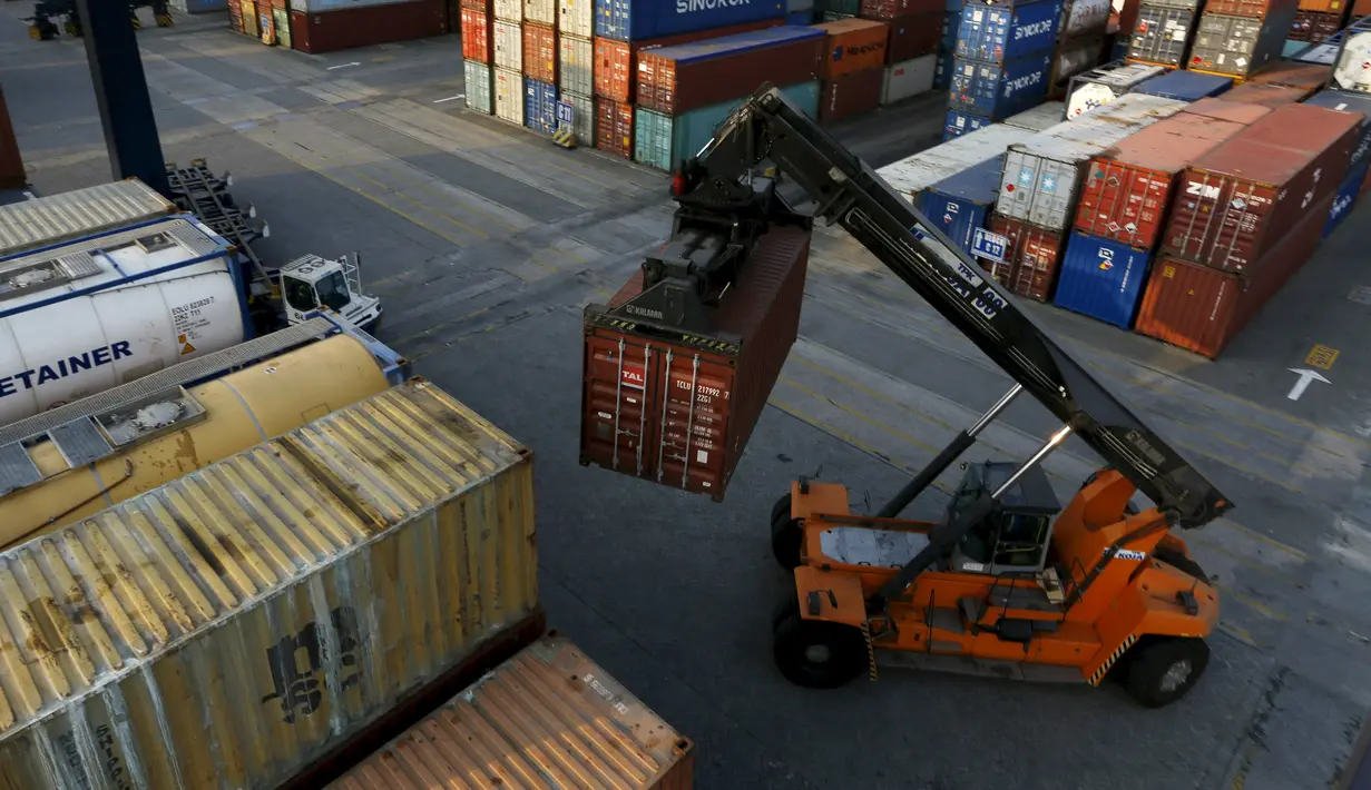 Pekerja menumpuk peti kemas di Pelabuhan Tanjung Priok, Jakarta, Rabu (5/8/2015). BPS melaporkan pertumbuhan ekonomi Indonesia tumbuh 4,67 persen pada kuartal II 2015, turun dari 4,71 persen pada kuartal pertama 2015. (REUTERS/Beawiharta)