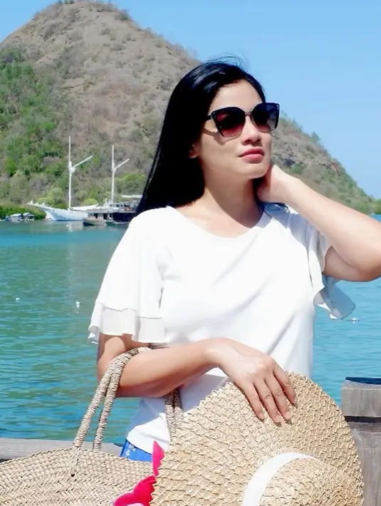 Gaya OOTD istri Chritian Sugiono dengan kaos putih serta kacamata hitam ini bisa jadi inspirasi bergaya sehari-hari. (Liputan6.com/IG/@titi_kamall)