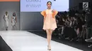 Model berjalan diatas catwalk saat mengikuti Jakarta Fashion Week 2018 di Senayan City, Jakarta, Sabtu (21/10). Sebanyak 175 desainer lokal dan internasional akan memamerkan koleksi teranyarnya. (Liputan6.com/Herman Zakharia)