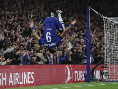 Penyerang Chelsea Pierre-Emerick Aubameyang merayakan gol kedua untuk timnya yang dicetak ke gawang AC Milan pada matchday ketiga Grup E Liga Champions 2022/23 di Stamford Bridge, Kamis (6/10/2022) dini hari WIB. Chelsea akhirnya bisa tampil menjanjikan setelah dua laga pertama di fase grup mengecewakan. (AP Photo/Ian Walton)