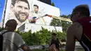<p>Sejumlah warga menonton seniman Argentina, Maximiliano Bagnasco saat mengerjakan mural besar bergambar Lionel Messi di Wynwood, Miami, 10 Juli 2023. La Pulga akan melakukan debutnya di Inter Miami pada 21 Juli di Piala Liga. (AFP/Chandan Khanna)</p>