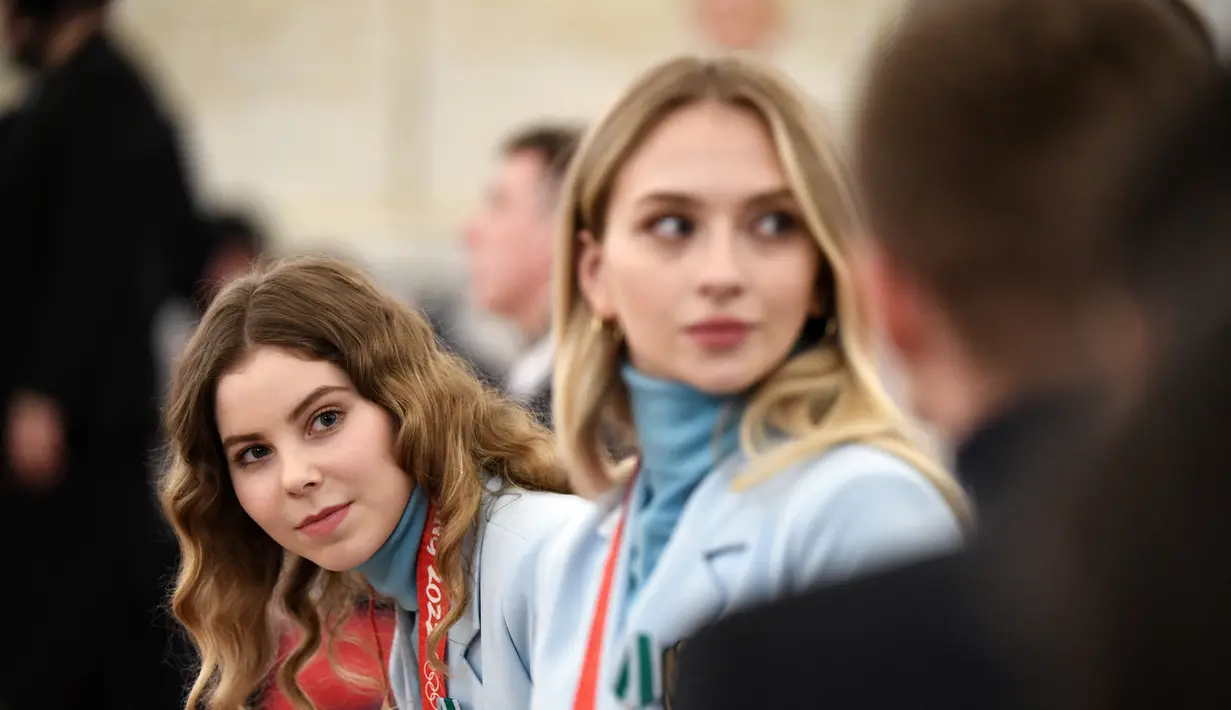<p>Figur skater Rusia Anastasia Mishina menghadiri pertemuan Presiden Rusia Vladimir Putin dengan atlet Rusia pemenang medali Olimpiade Musim Dingin Beijing 2022 dan anggota tim Paralimpiade negara itu di Kremlin di Moskow (26/4/2022). (AFP/NATALIA KOLESNIKOVA)</p>