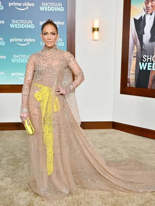 <p>Jennifer Lopez terlihat mengenakan gaun dari Valentino Couture. Ini adalah momen saat ia menghadiri Premiere Shotgun Wedding di Hollywood, California. Foto: Vogue.</p>